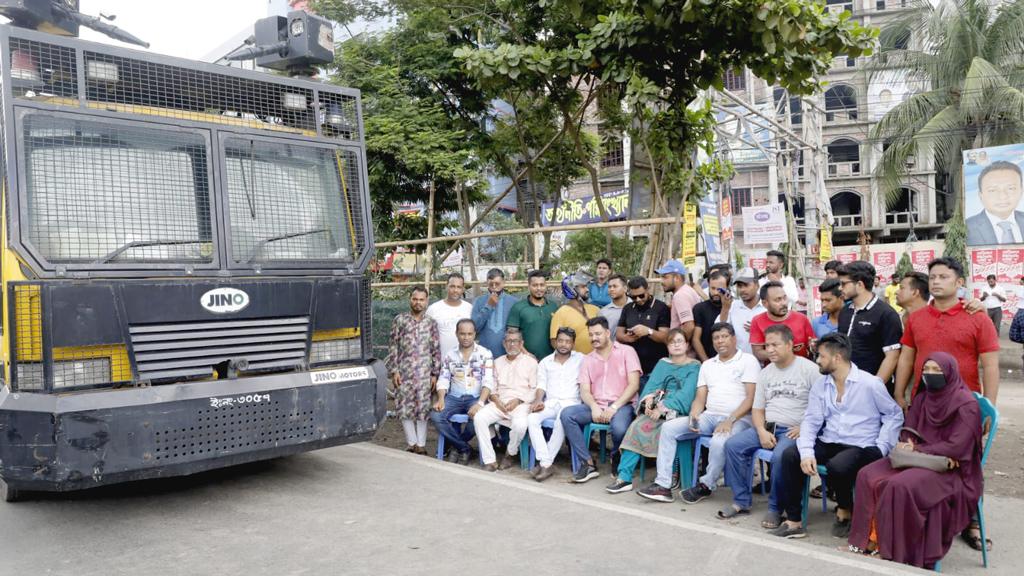 ঢাকার প্রবেশপথগুলোতে আওয়ামী লীগের নেতা-কর্মীদের অবস্থান