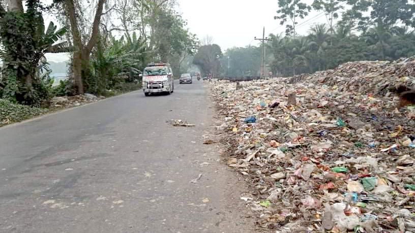 ভাগাড়ের দুর্গন্ধ, ধোঁয়ায় অতিষ্ঠ এলাকাবাসী