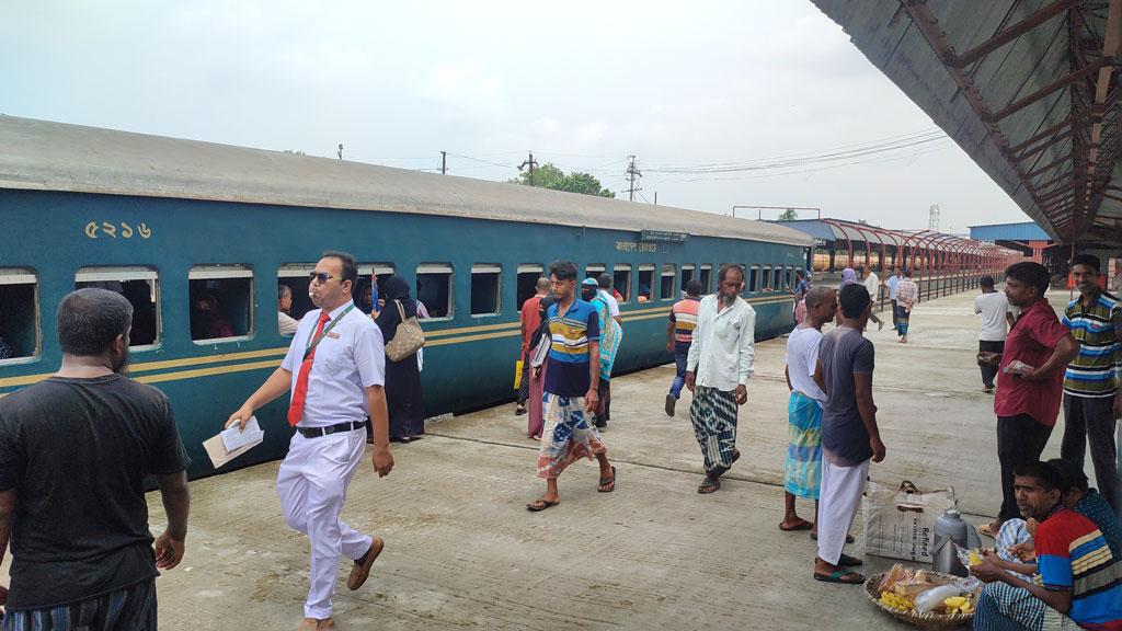 পাবনায় ট্রেন চলাচল শুরু, যাত্রীদের কণ্ঠে স্বস্তির সুর