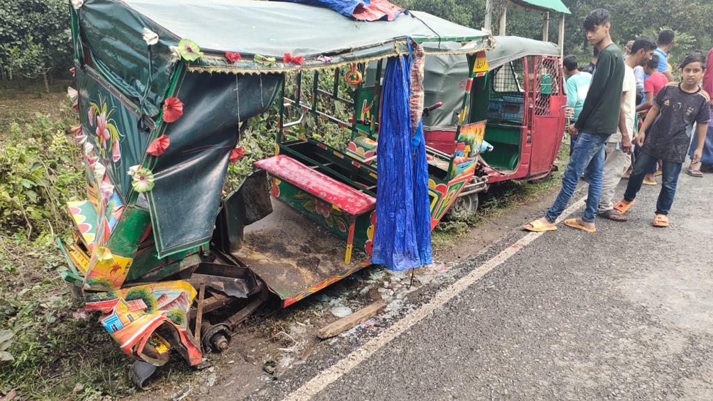 কালীগঞ্জে বাস-অটোরিকশার ত্রিমুখী সংঘর্ষ, এসএসসি পরীক্ষার্থীসহ আহত ১০