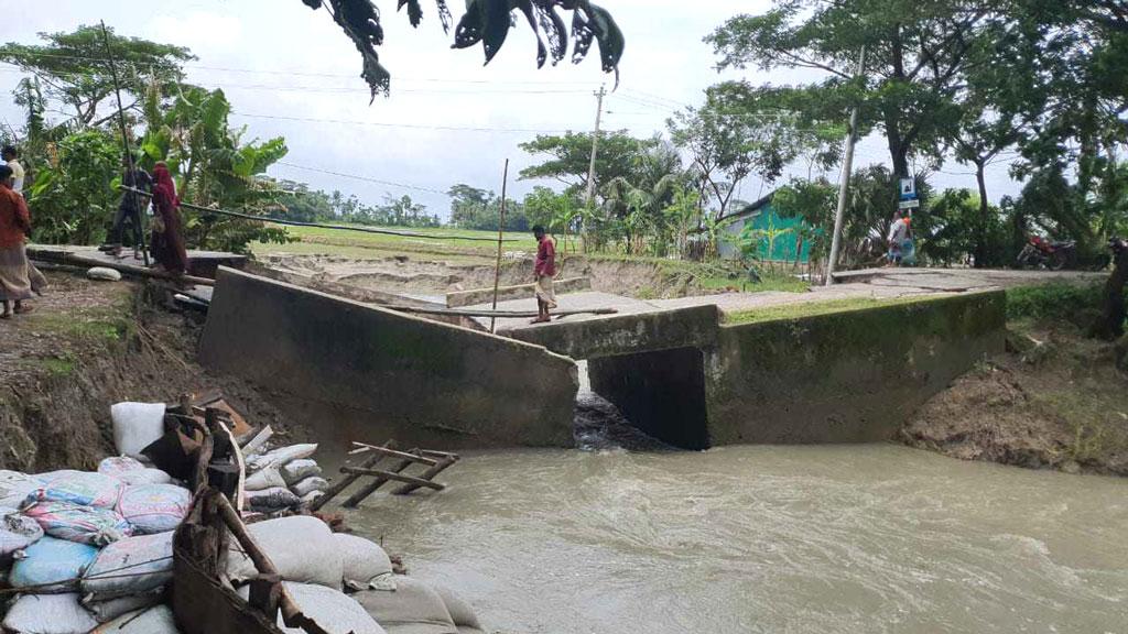 কালভার্ট ধসে লক্ষ্মীপুর-সোনাপুর সড়কে যোগাযোগ বিচ্ছিন্ন