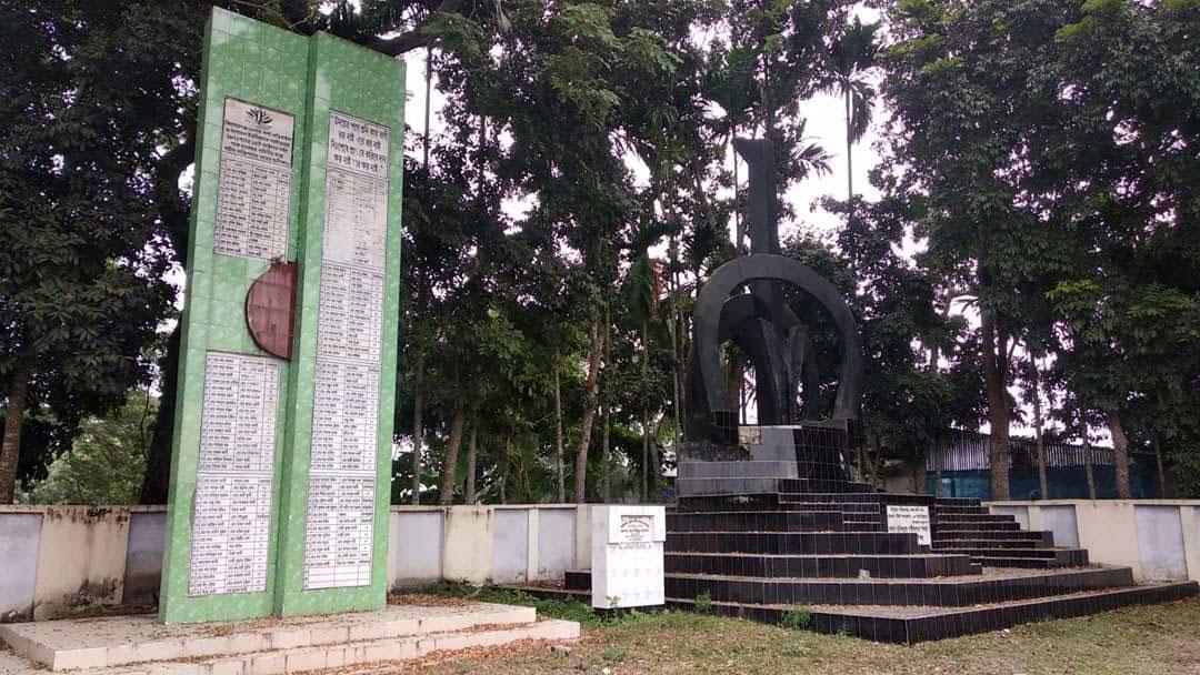 স্মৃতিসৌধের জন্য জমি দান করেন বাবা-ছেলে