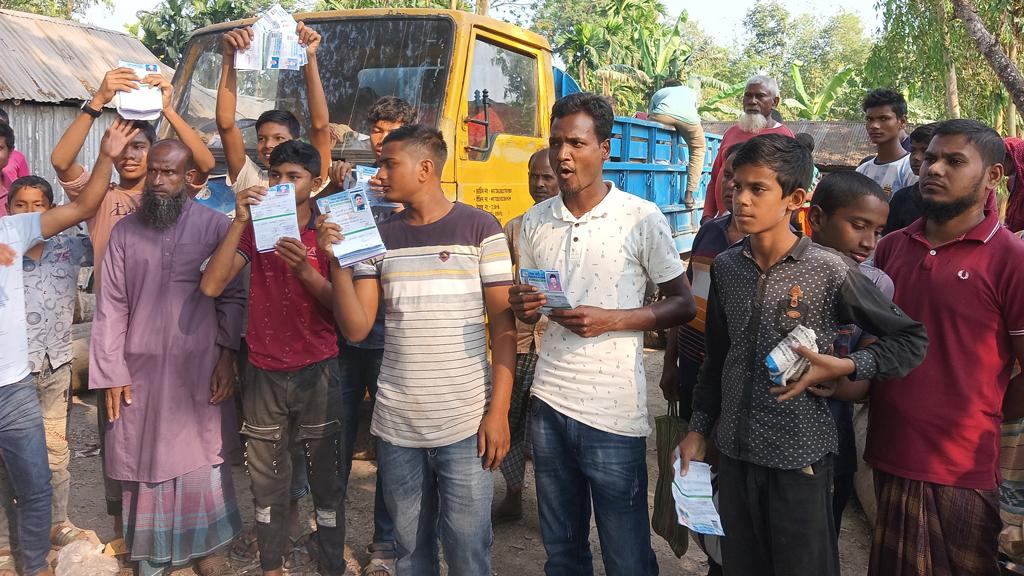 বেশি দামে টিসিবির পণ্য বিক্রি, ডিলার অবরুদ্ধ