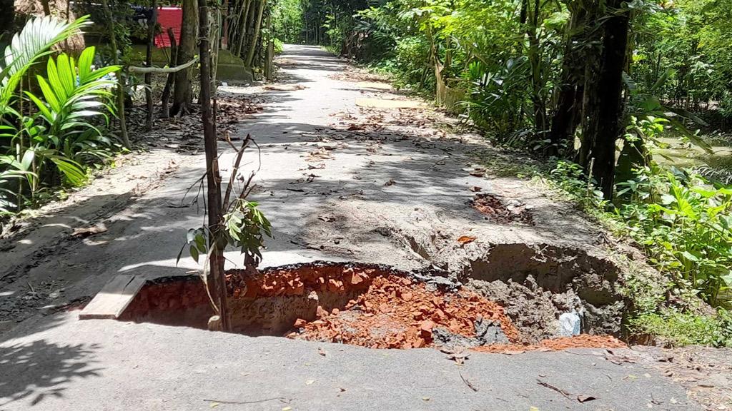 নির্মাণকাজ শেষের দুই মাসের মধ্যে সড়কে ধস