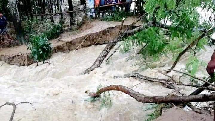 সুরমা ও কুশিয়ারা নদীর বাঁধ ভেঙে লোকালয়ে ঢুকছে পানি