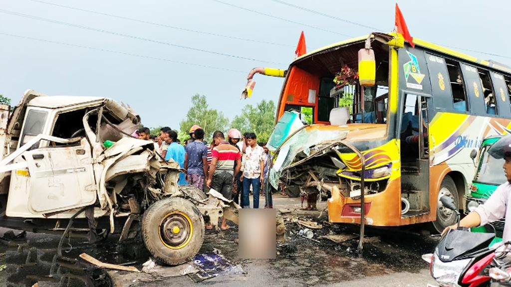 নওগাঁয় বাস-পিকআপ মুখোমুখি সংঘর্ষে নিহত ২ 