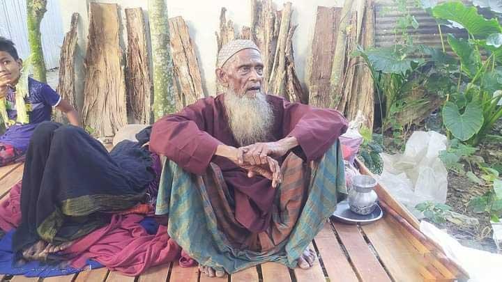 ৫ বছর ধরে ভ্যানেই কাটছে বৃদ্ধ দম্পতির জীবন