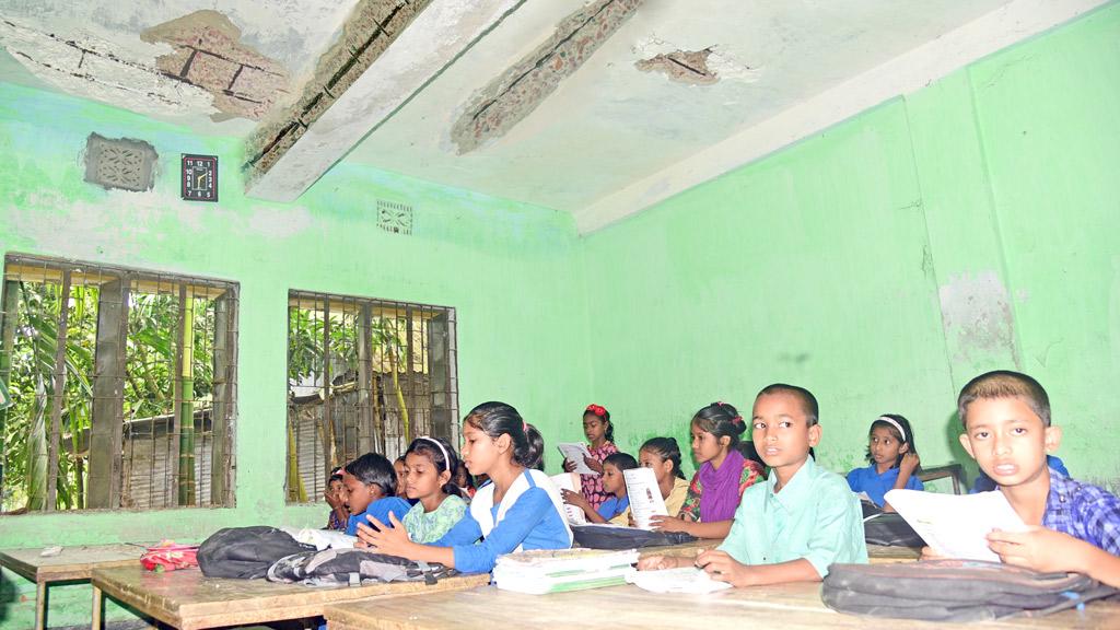 পলেস্তারা খসা ছাদের নিচে শিশুদের পাঠ