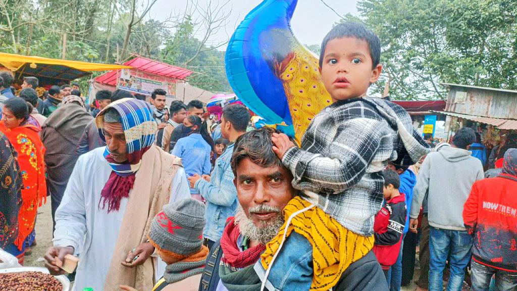 ঘিওরে ঐতিহ্যবাহী ঘোড়দৌড় ও গ্রামীণ মেলা দেখতে মানুষের ঢল