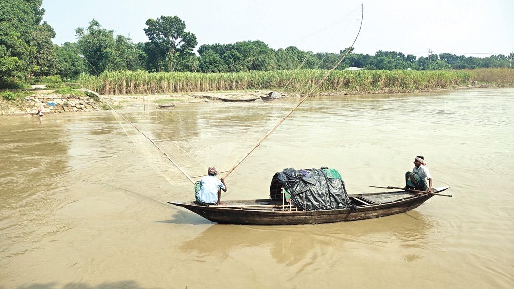 নিষেধাজ্ঞা শেষে নদীতে জাল ফেলে হতাশ জেলেরা