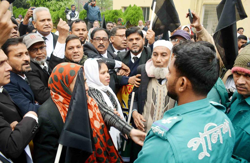 বরিশালে আইনজীবীদের কালো পতাকা মিছিলে পুলিশের বাধা