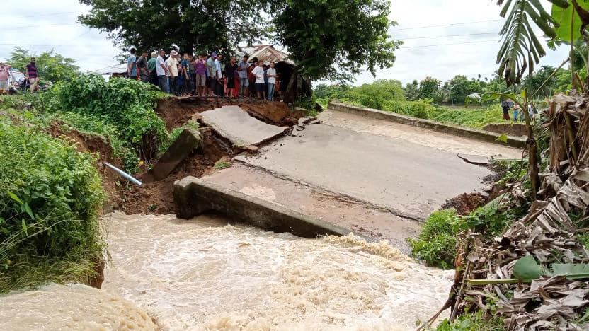 অতিবৃষ্টিতে পানছড়ি-খাগড়াছড়ি সড়ক যোগাযোগ বিচ্ছিন্ন