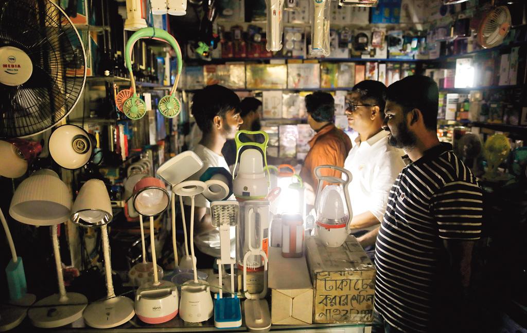 গরমের কষ্ট দ্বিগুণ লোডশেডিংয়ে