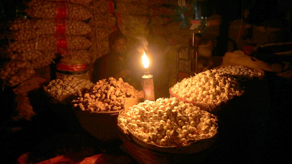 আগৈলঝাড়ায় দিনে-রাতে অর্ধেক সময়ও বিদ্যুৎ থাকছে না, জনজীবন বিপর্যস্ত