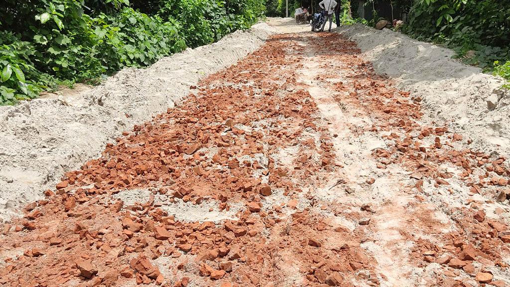 সড়কে নিম্নমানের সামগ্রী ব্যবহারের অভিযোগ