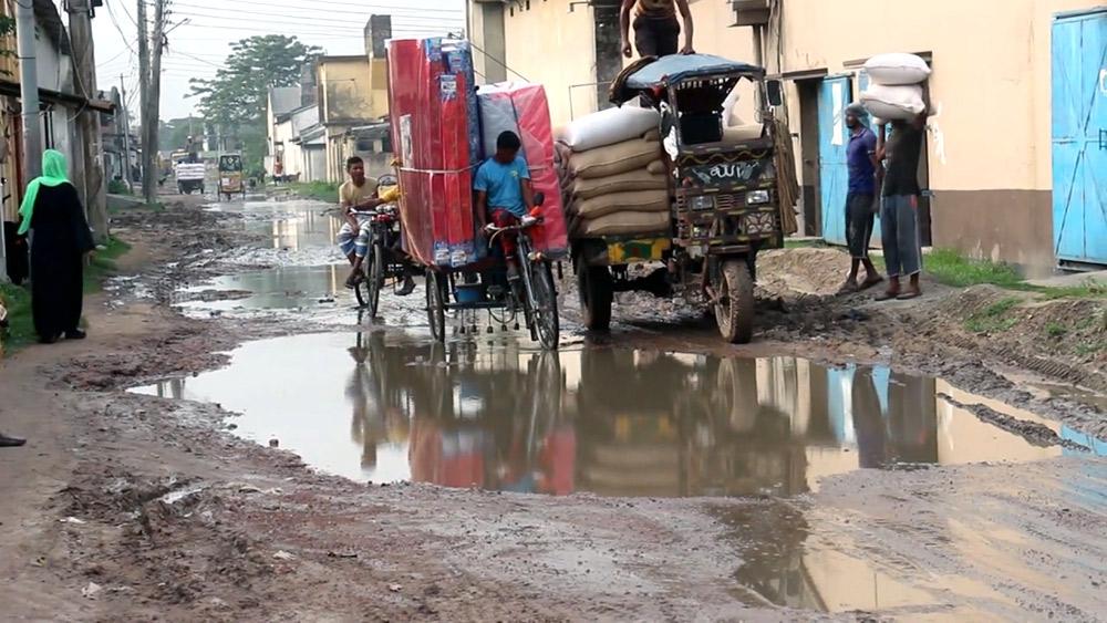 জলাবদ্ধতায় ভোগান্তি চরমে