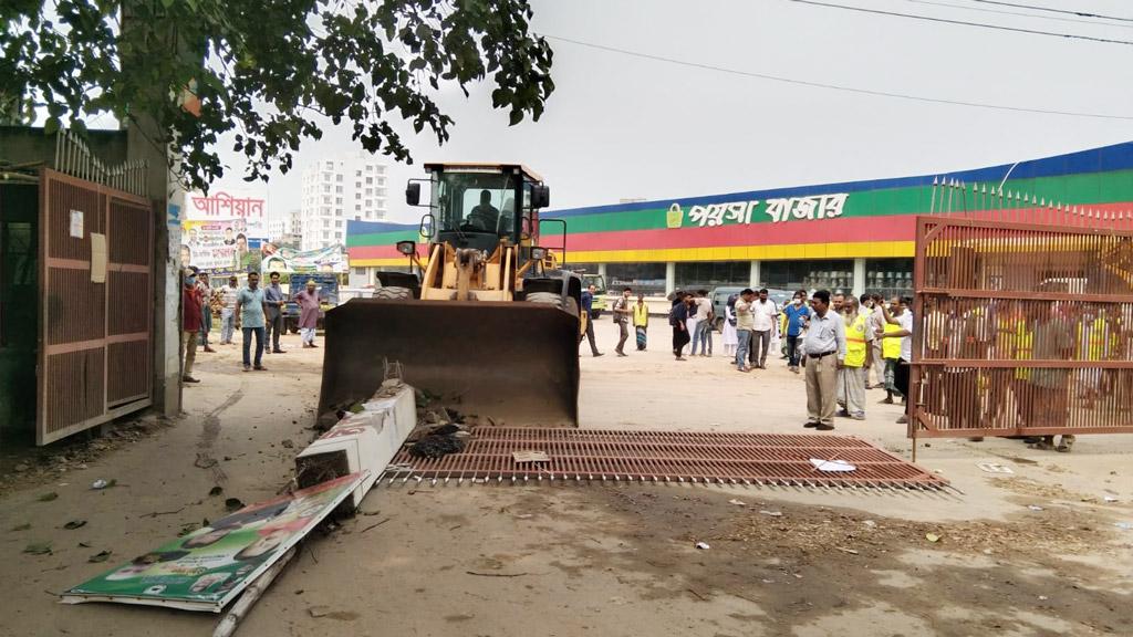 চলাচলে প্রতিবন্ধকতা, আশিয়ান সিটির গেট ভেঙে দিল সিটি করপোরেশন