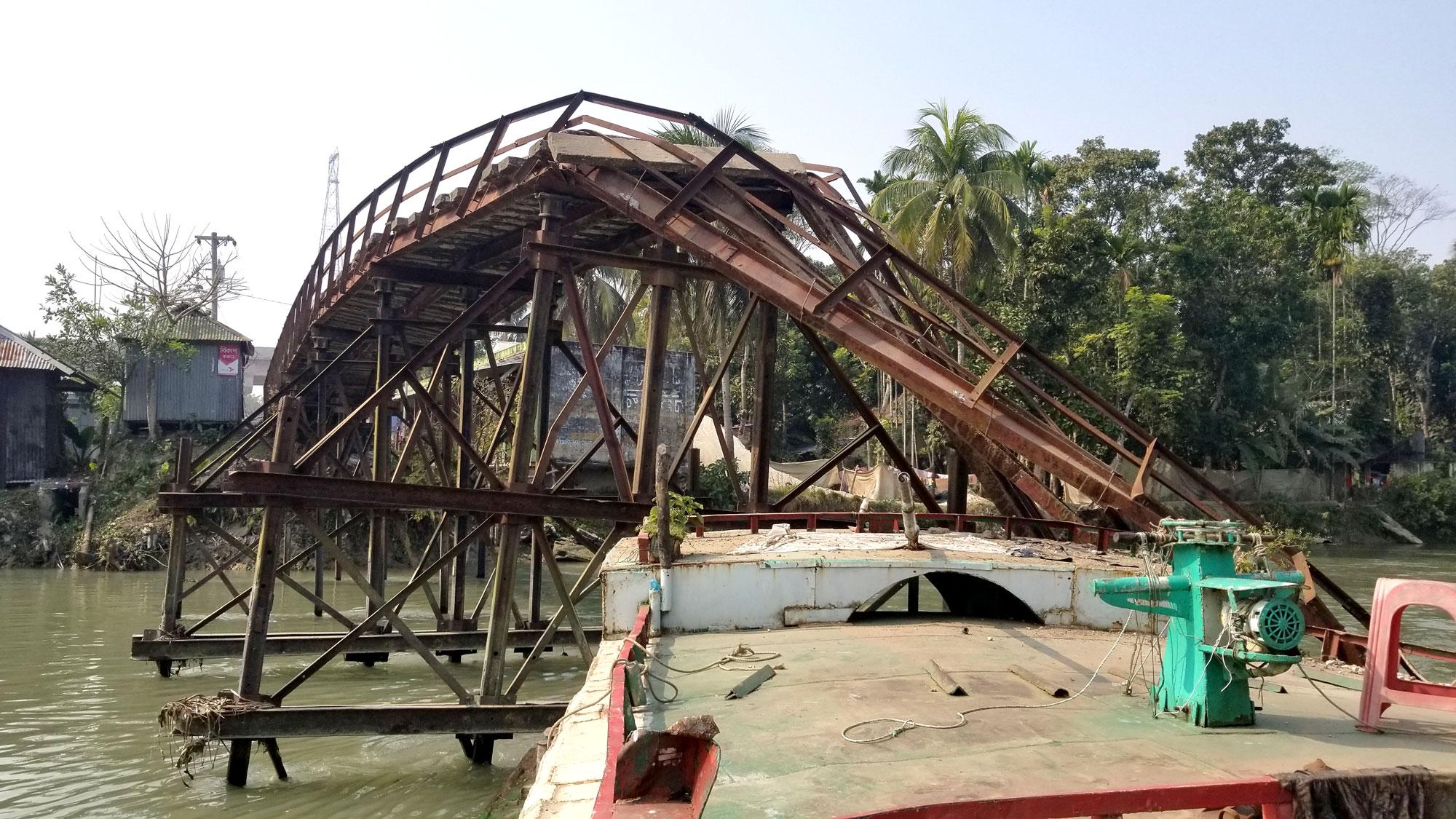 বালুবাহী ট্রলারের ধাক্কায় ভেঙে পড়ল আয়রন ব্রিজ