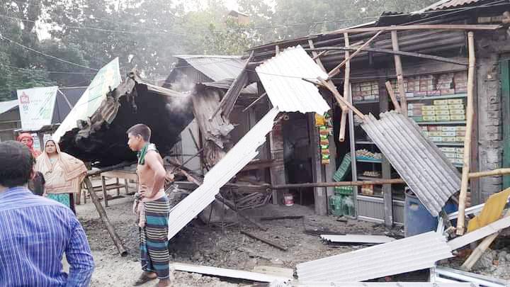 নিয়ন্ত্রণ হারিয়ে আট দোকান ভাঙল পণ্য বোঝাই ট্রাক  