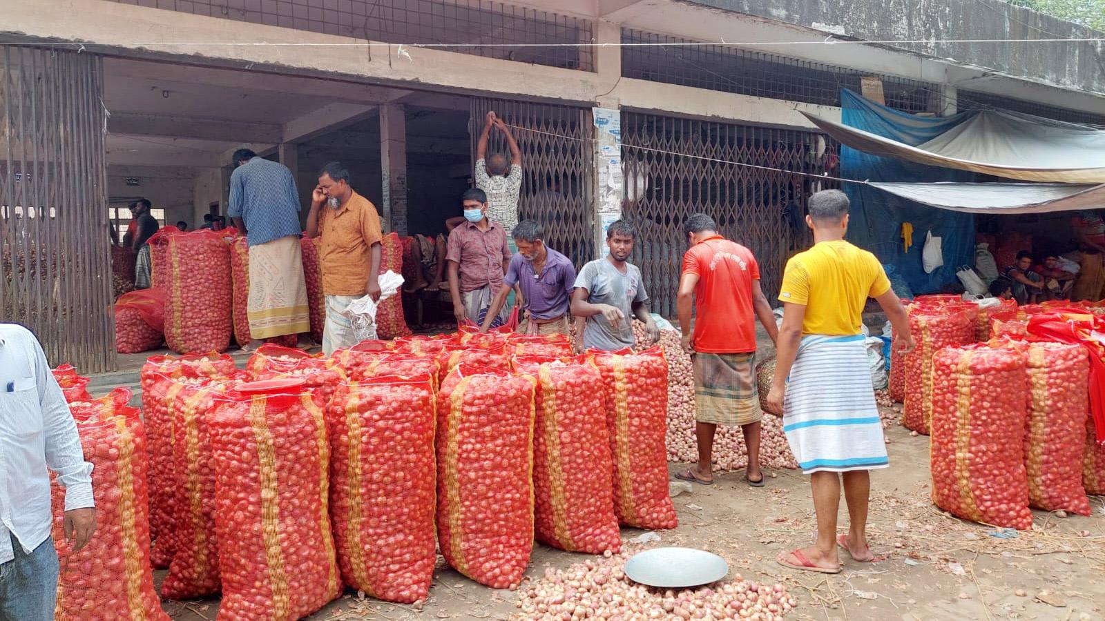 উৎপাদন খরচও উঠছে না, হতাশ পেঁয়াজচাষিরা