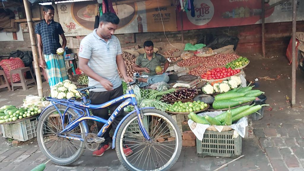 সৈয়দপুরে পেঁয়াজের কেজি ১৩০ টাকা, আলু ৭০ 