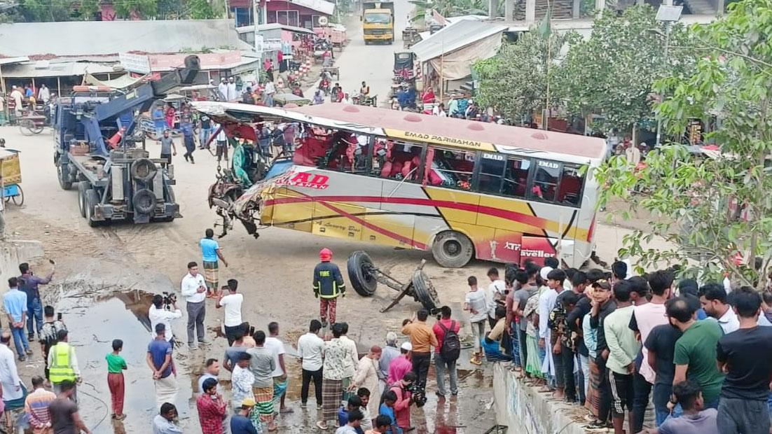 ‘সামনের চাকা ফেটে নিয়ন্ত্রণ হারায় বাসটি’ 