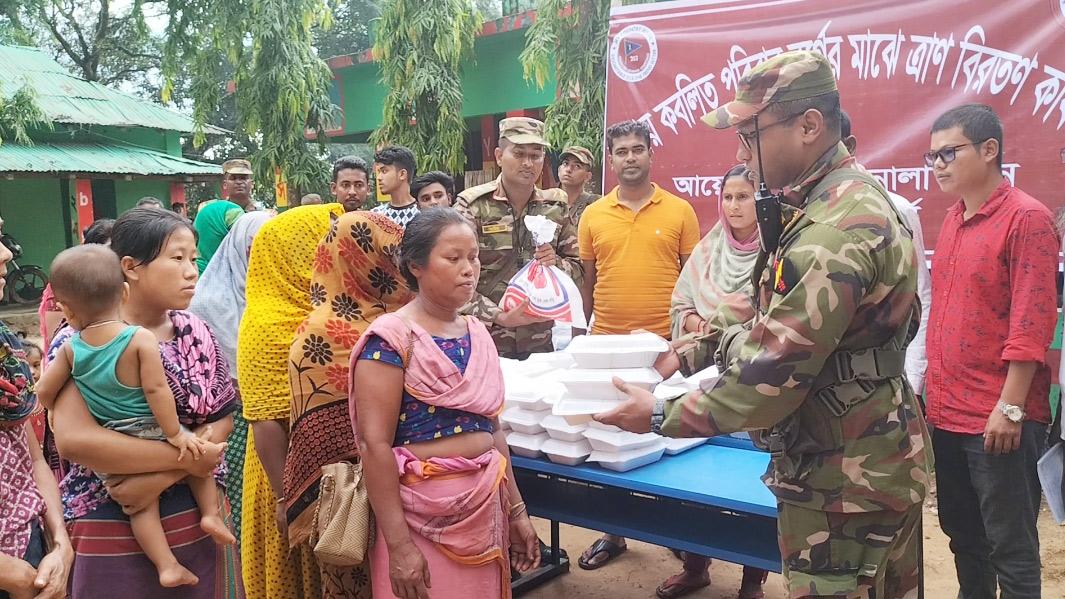 বন্যার্তদের খাদ্যসামগ্রী দিয়েছে সেনাবাহিনী