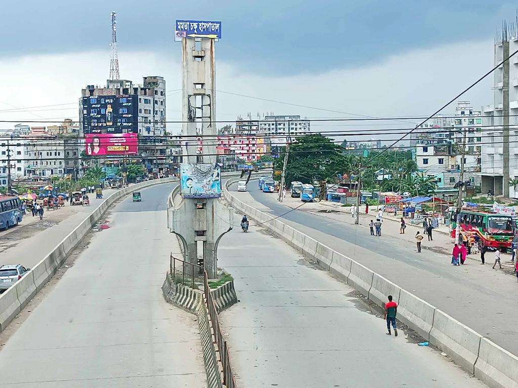 চিকিৎসাসহ জরুরি কাজে বের হয়ে ভোগান্তিতে পড়ছে মানুষ