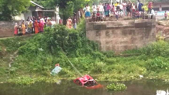 নিয়ন্ত্রণ হারিয়ে প্রাইভেট কার খাদে, নিহত ২