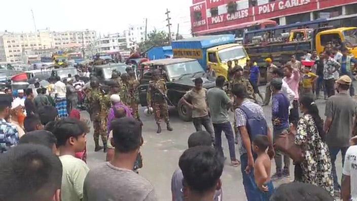 ঢাকা-ময়মনসিংহ মহাসড়ক আটকে পোশাকশ্রমিকদের বিক্ষোভ, তীব্র যানজট