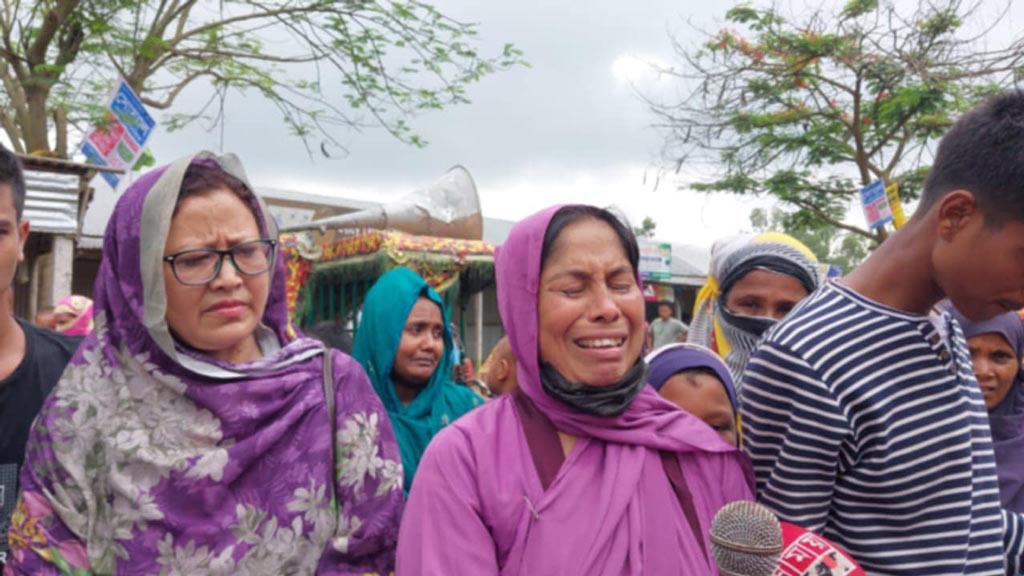 ছেলে হত্যার বিচার চেয়ে কাঁদলেন মা-বাবা