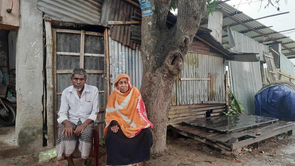 শ্রীপুরে বৃদ্ধের চায়ের দোকানে আ.লীগ নেতার তালা, ইউএনওর কাছে অভিযোগ