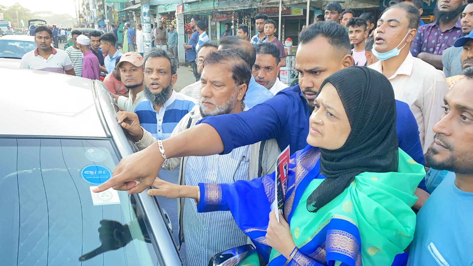 ইলিয়াসের স্ত্রীর গাড়িতে ছাত্রলীগের হামলার অভিযোগ, ২ বিএনপিকর্মী আটক