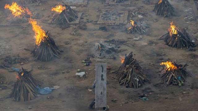 করোনায় মৃত বাবার চিতায় ঝাঁপ দিলেন মেয়ে