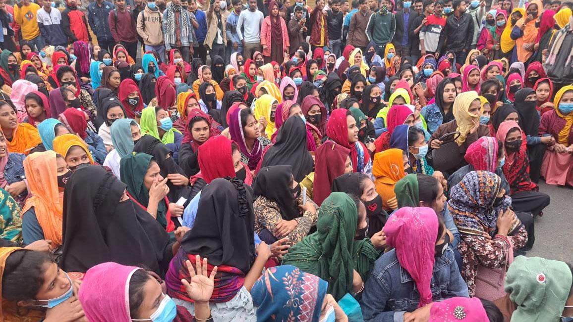 গাজীপুরে বেতন বাড়ানোর দাবিতে পোশাকশ্রমিকদের বিক্ষোভ 