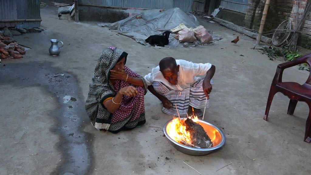 পানিতে ভেসে ওঠা ‘অবাক মাটি’ আগুনে জ্বলে