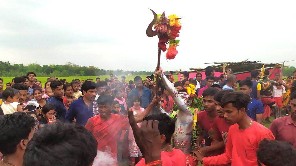 ছয়চিরি দিঘির পাড়ে চড়ক পূজায় মানুষের ঢল