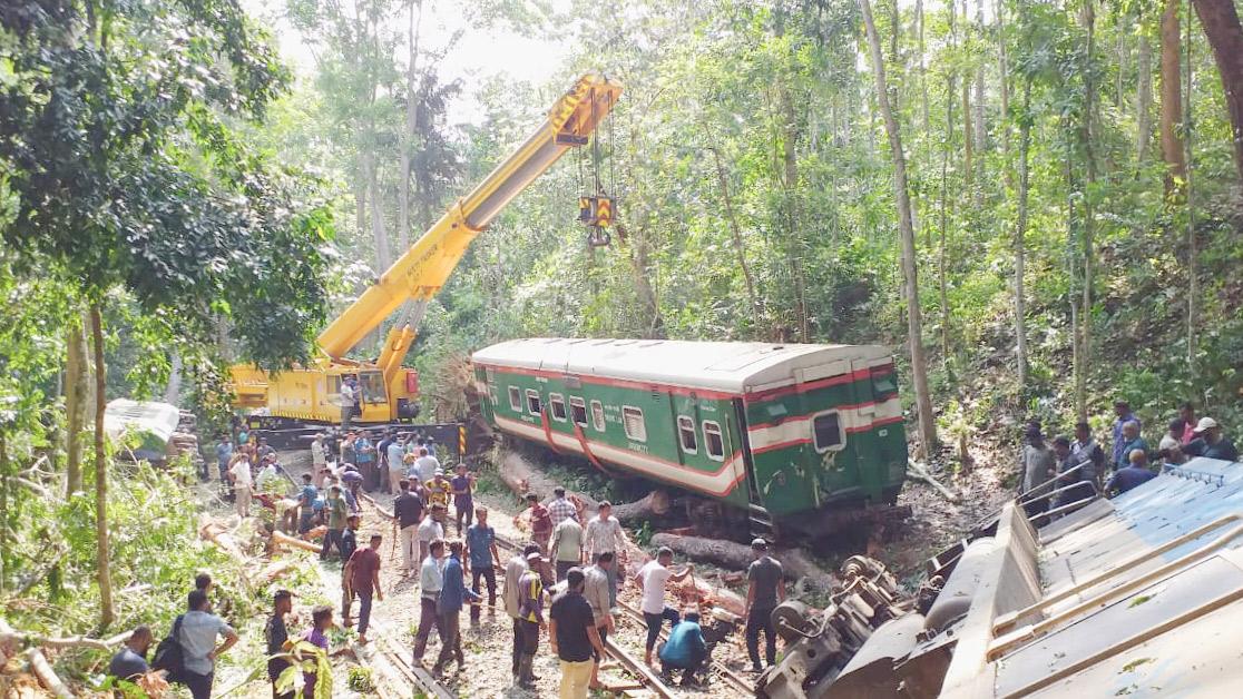 সরিয়ে নেওয়া হয়েছে লাউয়াছড়ায় লাইনচ্যুত ৩ বগি, রেলপথ প্রস্তুত