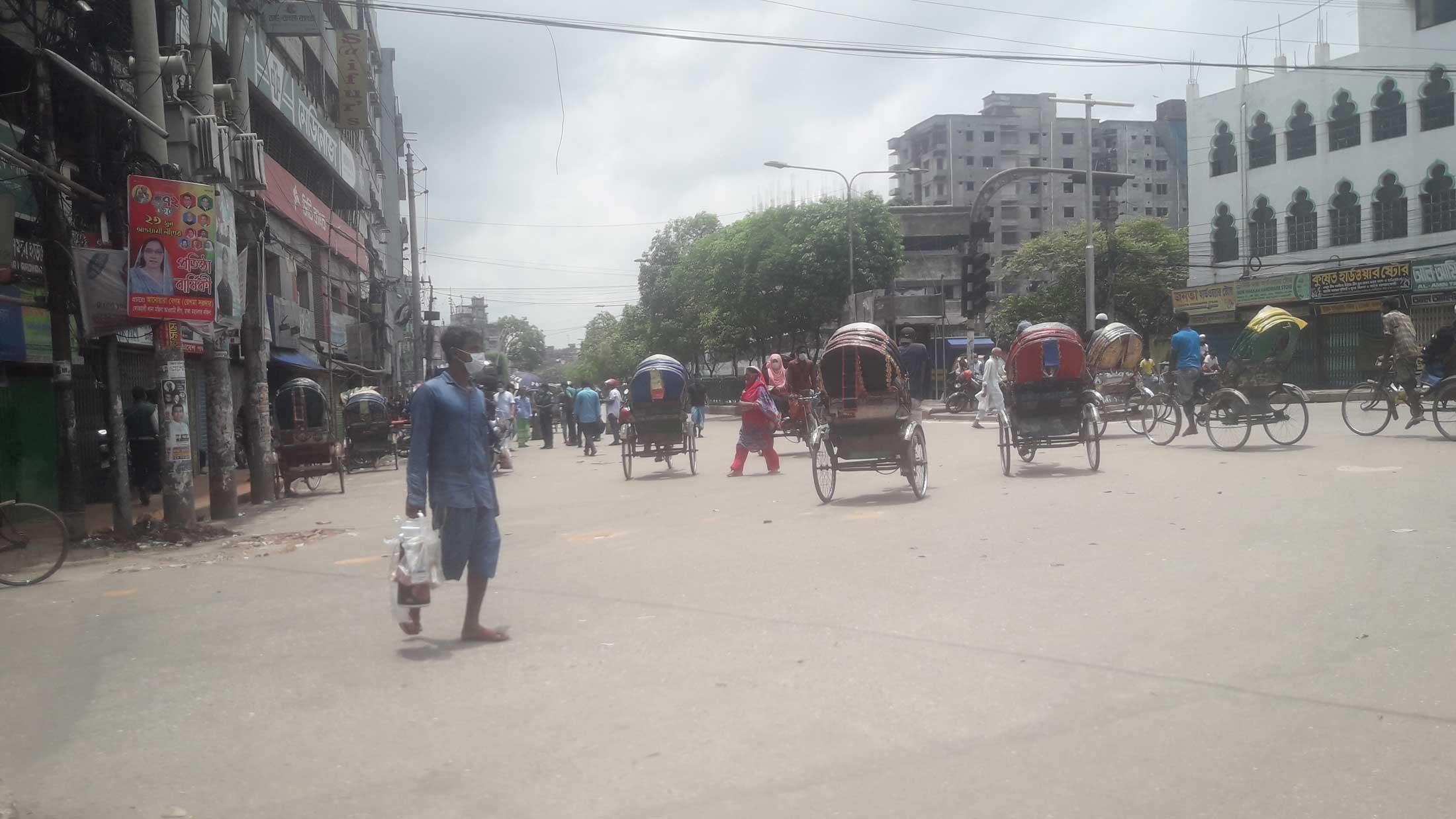 লকডাউনেও পুরান ঢাকার রাস্তায় মানুষের উপস্থিতি চোখে পড়ার মতো