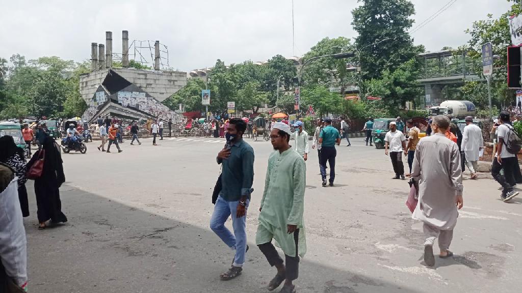 ঝুলেও বাসে উঠতে পারছে না মানুষ, রাজধানীতে গণপরিবহনের সংকট চরমে