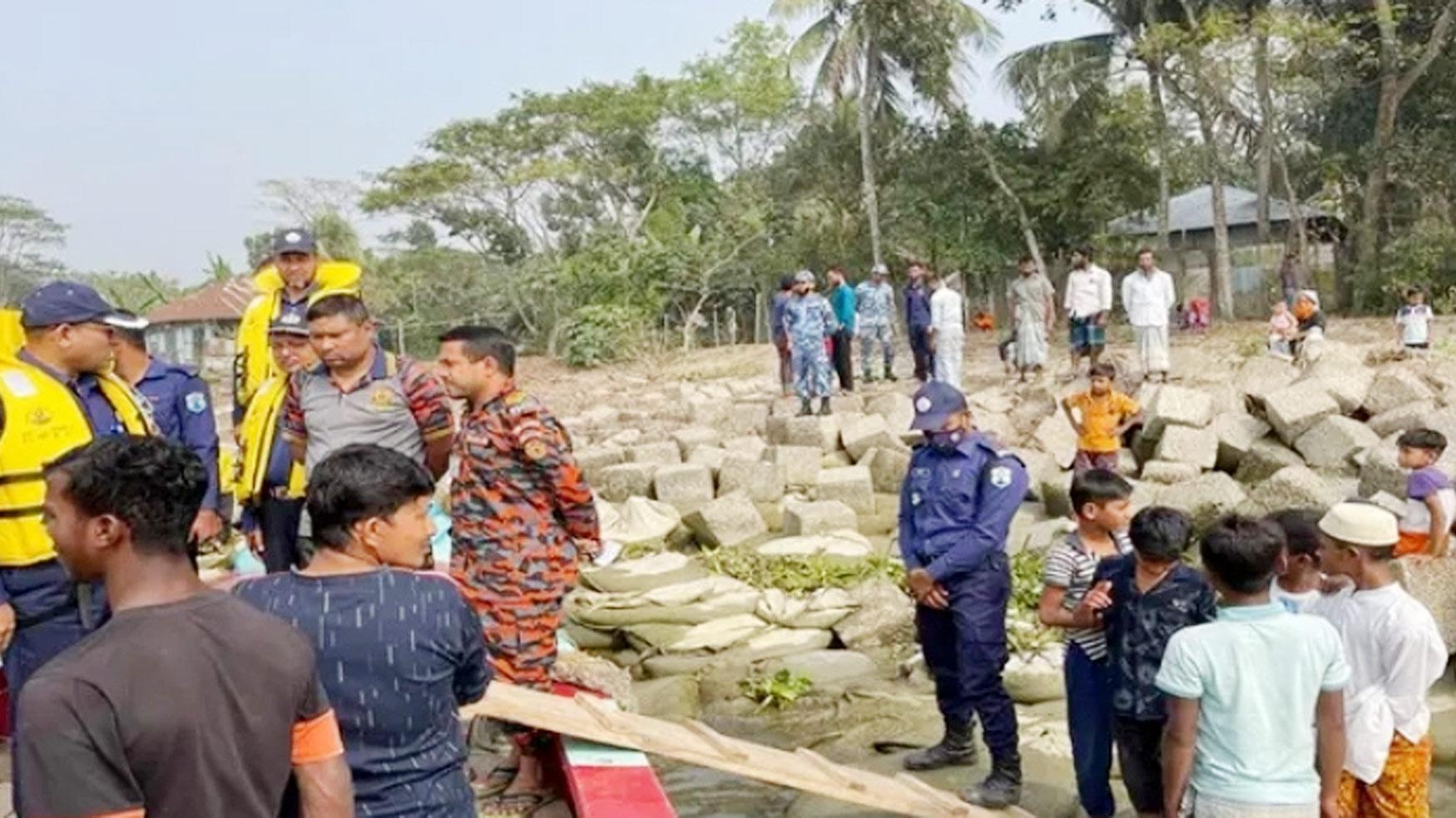 চাঁদপুরে ফেরির ধাক্কায় নৌকাডুবি, জেলে নিখোঁজ