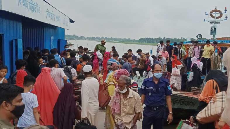 দৌলতদিয়া-পাটুরিয়া নৌ-পথে লঞ্চে ধারণক্ষমতার কয়েকগুণ বেশি যাত্রী পরিবহন