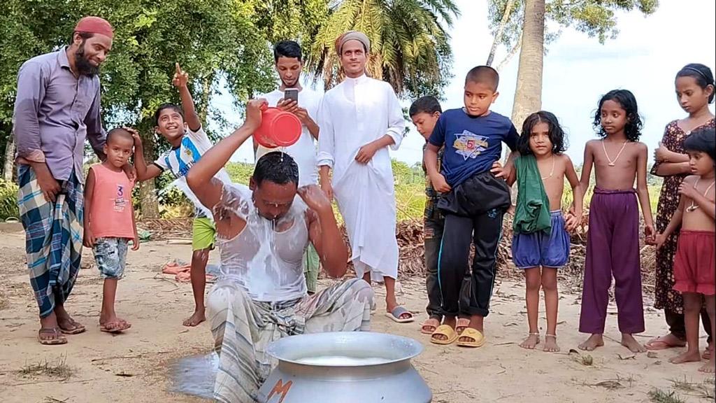 গরু বিক্রির টাকায় এনজিওর ঋণ শোধ, দুধ দিয়ে গোসল