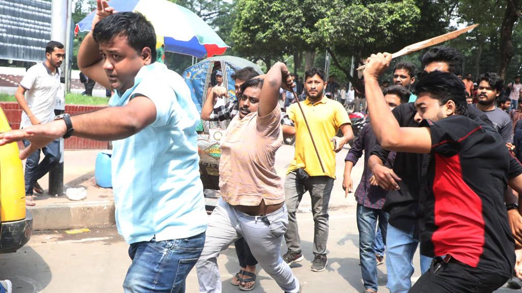 শহীদ মিনার এলাকায় ছাত্রলীগ-ছাত্রদল সংঘর্ষ, আহত ১৫