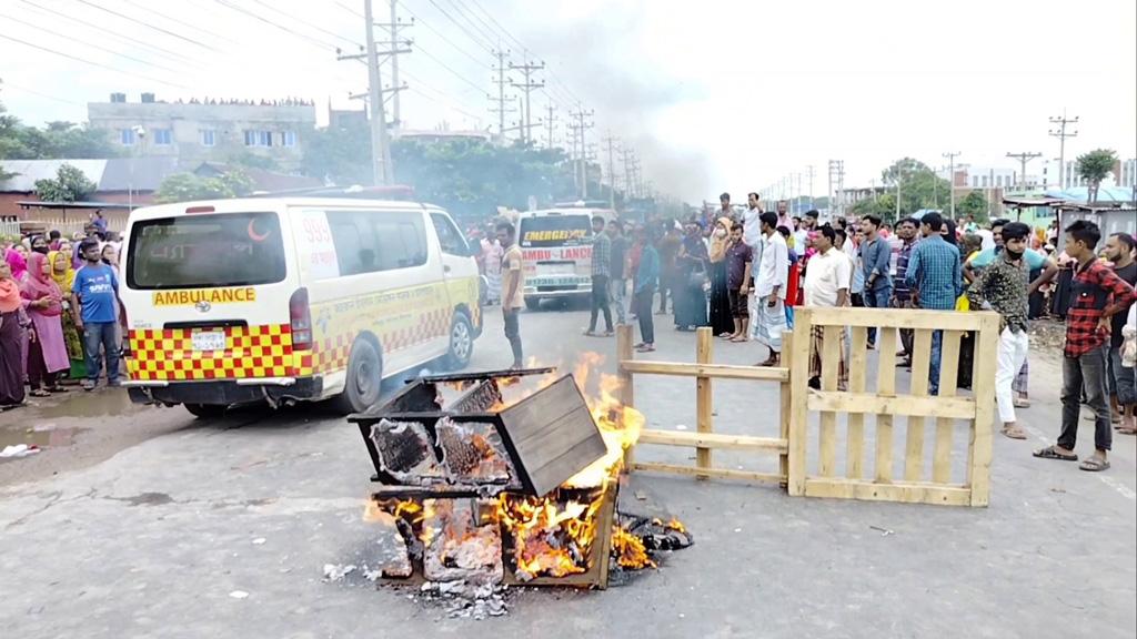 বকেয়া টাকার দাবিতে পোশাকশ্রমিকদের সড়ক অবরোধ 