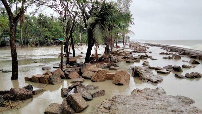 কক্সবাজারে পূর্ণিমার জোয়ারের প্রভাবে কয়েকটি গ্রাম প্লাবিত