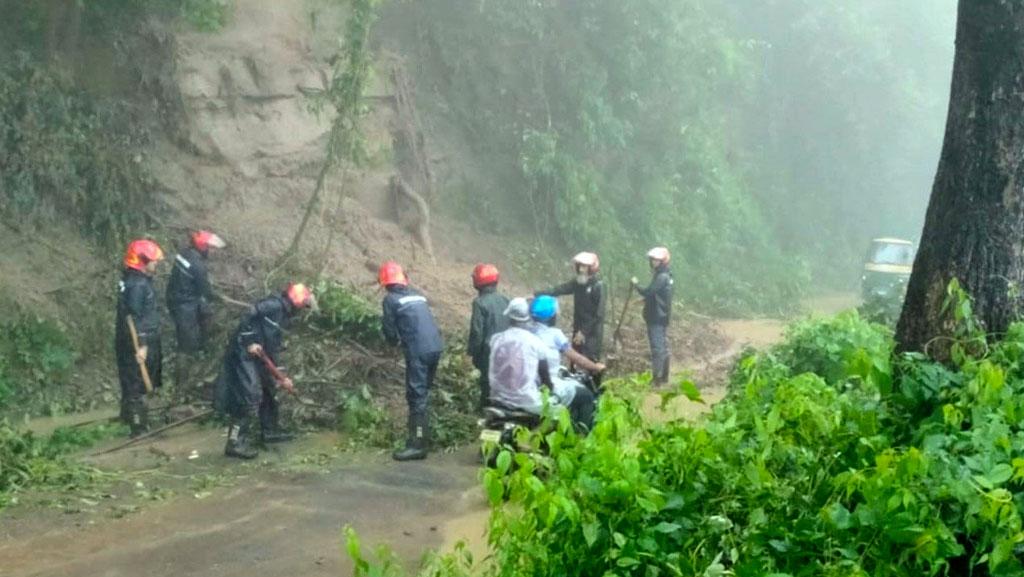 পাহাড় ধসে সড়কে, রুমায় ভারী যান চলাচল বন্ধ