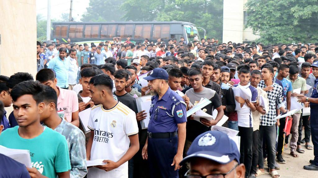 নাটোরে কনস্টেবল নিয়োগে অনিয়মের অভিযোগ, বিক্ষোভকারীদের ছত্রভঙ্গ করল পুলিশ