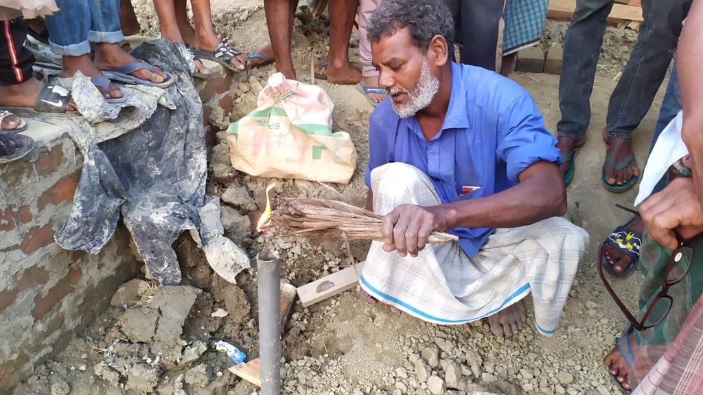 নলকূপ থেকে বেরোচ্ছে গ্যাস দেখতে জনতার ভিড়