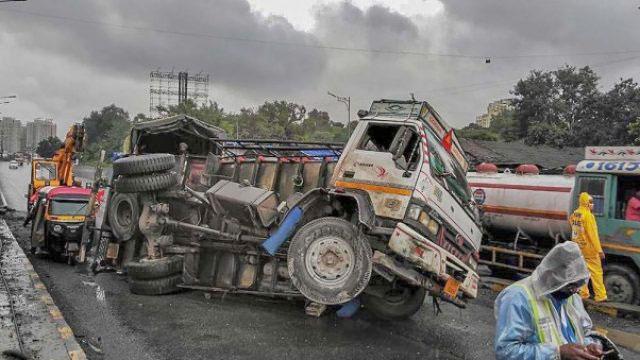 মালিতে বাস-ট্রাকের সংঘর্ষ, নিহত ৪১